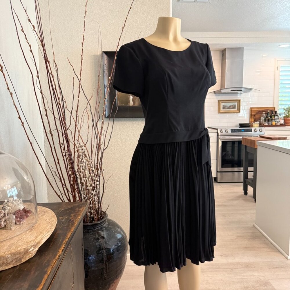 R&K ORIGINALS Black Short Sleeved Sheath Dress w/below the waist Pleating